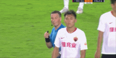 主裁判克拉滕伯格怎么那么生气，耳机都扔掉了？